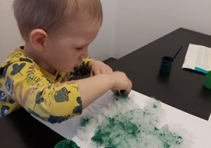 Igorek maluje watę farbami